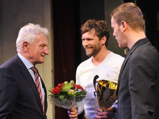 Dušan Michalčík. Zakladateľ prešovského futsalu preberá trofej.