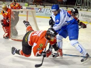 Emil Lundberg (v bielo-modrom)