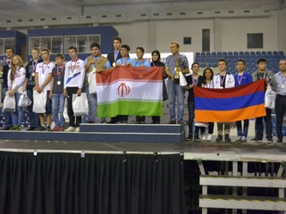 Trojica najlepších tímov. Zľava: Rusko, víťazný Irán a Arménsko.