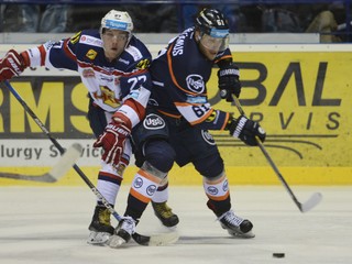 Do formácie mu pribudol nový center. M. Bartánus (vpravo) vytvoril útočné trio s J. Bicekom a T. Klímom.