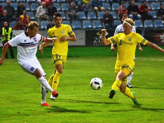Nová posila do defenzívy v akcii. Michal Sipľak (vpravo) v súboji s Martinom Orávikom. 