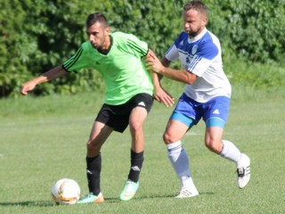 František Šott (vpravo) aj po štyridsiatke pravidelne nastupuje za Bardejovskú Novú Ves.