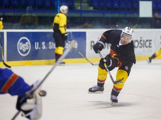 Švajčiari trénovali aj nájazdy. Strelu zápästím skúša Kanaďan A. Ebbett.