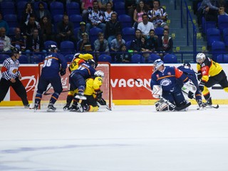 Skrumáž pred košickou bránkou. Pokojných chvíľ si M. Kopřiva (v strede) príliš mnoho neužil.