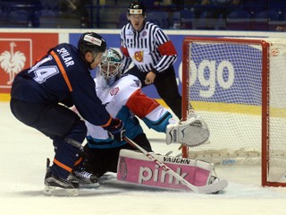 Brankár Ouzas bol ústrednou postavou. G. Spilar v tomto prípade stroskotal na jeho betóne.