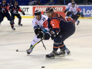 Vrátia im tesnú prehru? Dres „Top Scorera“, ktorý mal v poslednom zápase T. Hričina (vpravo), si dnes oblečie J. Suja. 