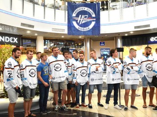 Pred začiatkom autogramiády. Fanúšikovia sa mohli s hráčmi odfotiť.