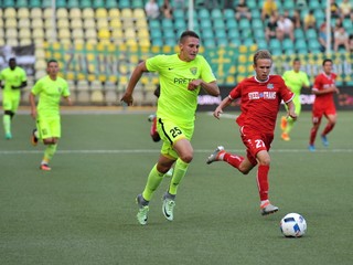 K lopte má najbližšie žilinský Kaša. Stíha ho nová tvár v drese VSS, Rus Andrejev.