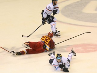 Moment, po ktorom má prácu zubárka. Zub sa Šedivému nezlomil pri súboji s Hlinkom, ale pri následnom páde na ľad.