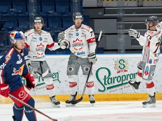 Hráči Bratislava Capitals sa tešia z gólu v Ice Hockey League.