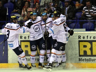 Na snímke hráči HC Košice sa tešia zo streleného góĺu v zápase 9. kola hokejovej Tipsport Ligy HC Košice - MHC Martin.