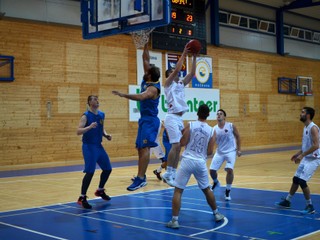 K oporám ŠPD patrí M.Lichvár (s loptou).