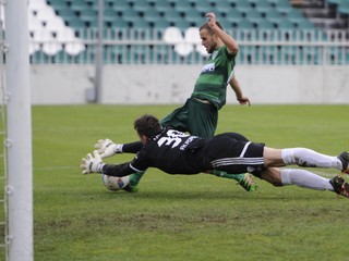 Popradský brankár Malec zasahuje pred Prešovčanom Petrom Katonom.