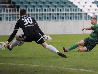Na snímke brankár Popradu Ján Malec a vpravo v šanci hráč Prešova Jakub Rolinc.