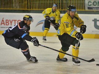Na snímke vľavo Radek Deyl (Košice) a Lukáš Handlovský (Žilina).