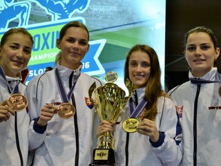 Úspešné slovenské kickboxerky. Zľava Košičanky Veronika Petríková a Lucia Cmárová, Monika Chochlíková z Trenčína a druhá zo sestier Cmárových, Veronika.