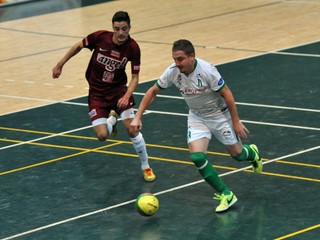 Úvodný gól zápasu druhej  futsalovej ligy medzi Prešovom a Humenným dal Stanislav Krempaský (vpravo).