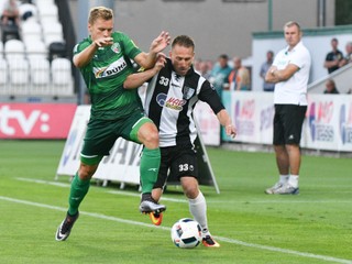 Útočník Prešova L. Kubus (vľavo).