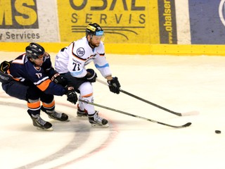 Z obrancu sa stal útočník. E. Šedivý (vpravo) dokazuje svoju všestrannosť.