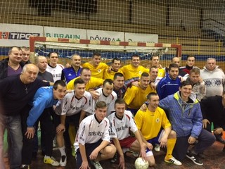 Futsalový turnaj. Aj keď vo finále IPA Košice i FK Sokoľany ( 2:1 pp ) úporne súperili, po rozhodujúcich penaltách ducha fair play nestratili.