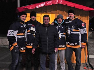 Prešovskí hokejisti (Lipka, Krto, J. Prokop a Koky) s fanúšikom. 