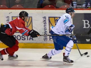 Na snímke zľava Vjačeslav Truchno (Banská Bystrica) a Lubor Pokovič (Poprad) v zápase 30. kola hokejovej Tipsport Ligy HC'05 iClinic Banská Bystrica - HK Poprad .