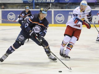 Na snímke vľavo Tomáš Hrčina - HC Košice, vpravo Andrej Plechanov - HKM Zvolen.