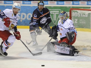 Brankára Šimka prekonali oceliari dvakrát. V závere pečatil triumf domácich T. Varga (vľavo).