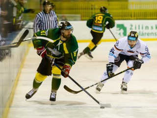Zľava: Obranca Tomáš Prokop z MsHK Doxxbet Žilina a útočník Juraj Milý z HC Košice počas zápasu 34. kola Tipsport ligy medzi MsHK Doxxbet Žilina - HC Košice.