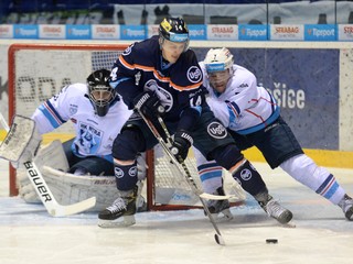 Košičania strelili gól až v závere zápasu. Útočník Košíc Tomáš Hričina pred brankárom Nitry Jurajom Halom.