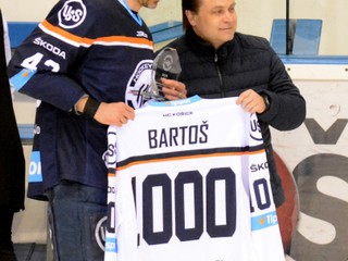 Najvýraznejšia postava včerajšieho derby. P. Bartoš odohral tisíci duel v slovenskej extralige.