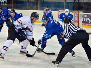 Zľava v popredí: Vyacheslav Trukhno HC ‘05 iClinic Banská Bystrica a Marek Zagrapan z HK Poprad.