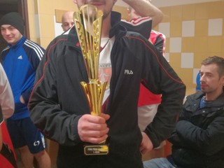 Cenná trofej. Vybojovali ju hráči Ganadoru.