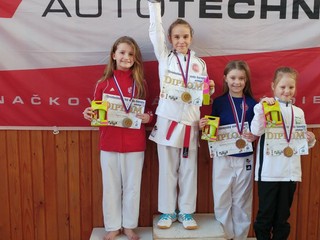 Strieborná a bronzová. Vľavo Babilia, druhá sprava Sekelská.