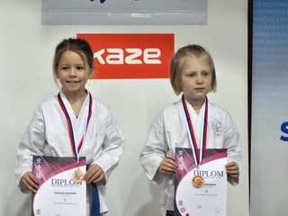 Bronzová. Laura Klempová (vpravo).