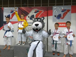 Vybojoval bronz. Benjamín Hyben (prvý sprava).