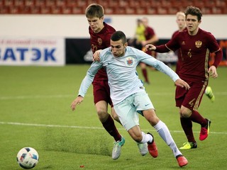 Útočník Jefrem Vartanjan (v strede). Stal sa najlepším strelcom prestížneho Memoriálu Valentina Granatkina.