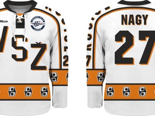 V týchto retro dresoch zajtra oceliari vykorčuľujú na ľad. Fanúšikovia si ich budú môcť následne vydražiť.