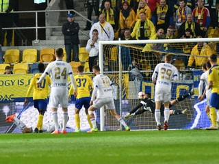 Rozhodnutie priniesla už 4. minúta. Lopta je v sieti po hlavičke Stanislava Šestáka.