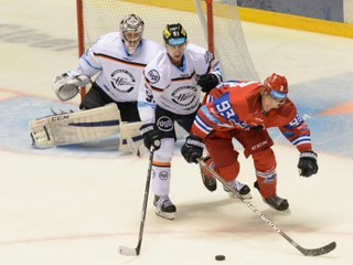 Český legionár. Ondřej Šmach (v strede) sa na play-off teší.