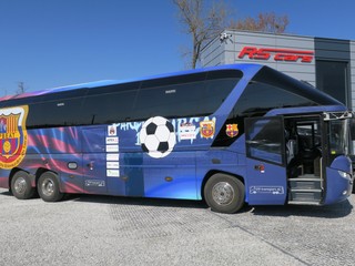 Nový prírastok na slovenských cestách – autobus FC Barcelona, model Neoplan Skyliner. 