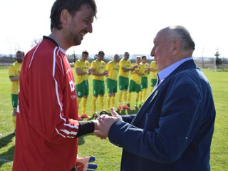 Martinovi Raškovi gratuluje Václav Ciberej.