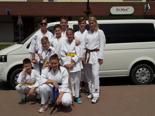 Beáta Futejová a karatisti z klubu. 