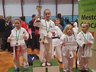 Nelly Martonová sa teší z prvého miesta. 