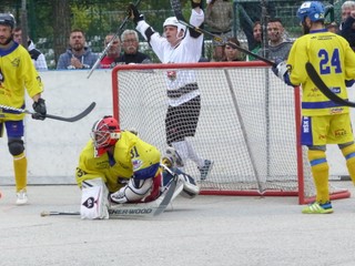 Michal Romančík sa teší z druhého gólu Hokejmarket Skalica v 3. finále hokejbalovej extraligy proti Kežmarku. Bude už dnes o majstrovi rozhodnuté?