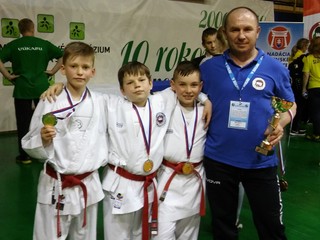 Strieborné družstvo starších žiakov Shihanu.