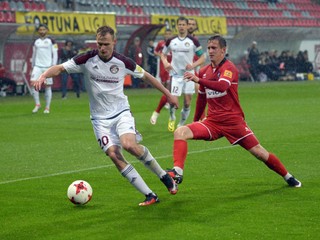 J. Krivák (vľavo) v drese Podbrezovej.