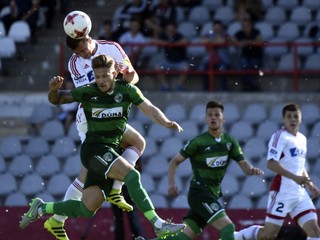 Prehra na záver. Tatran sa rozlúčil porážkou 0:4 v Trenčíne. Na snímke Prešovčan Jakub Bartek v súboji s domácim Kleščíkom.