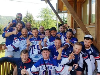 Slovenský hokejbalový tím z Pardubíc doniesol zlato. Vo finále posledný gól strelil Patrik Svitana (prvý vpravo). 
