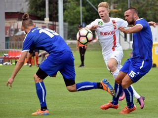 Známy srdciar presedlal ku konkurencii. Mikuláš Tóth z VSS Košice (vpravo) zasiahol v príprave do všetkých stretnutí Lokomotívy.